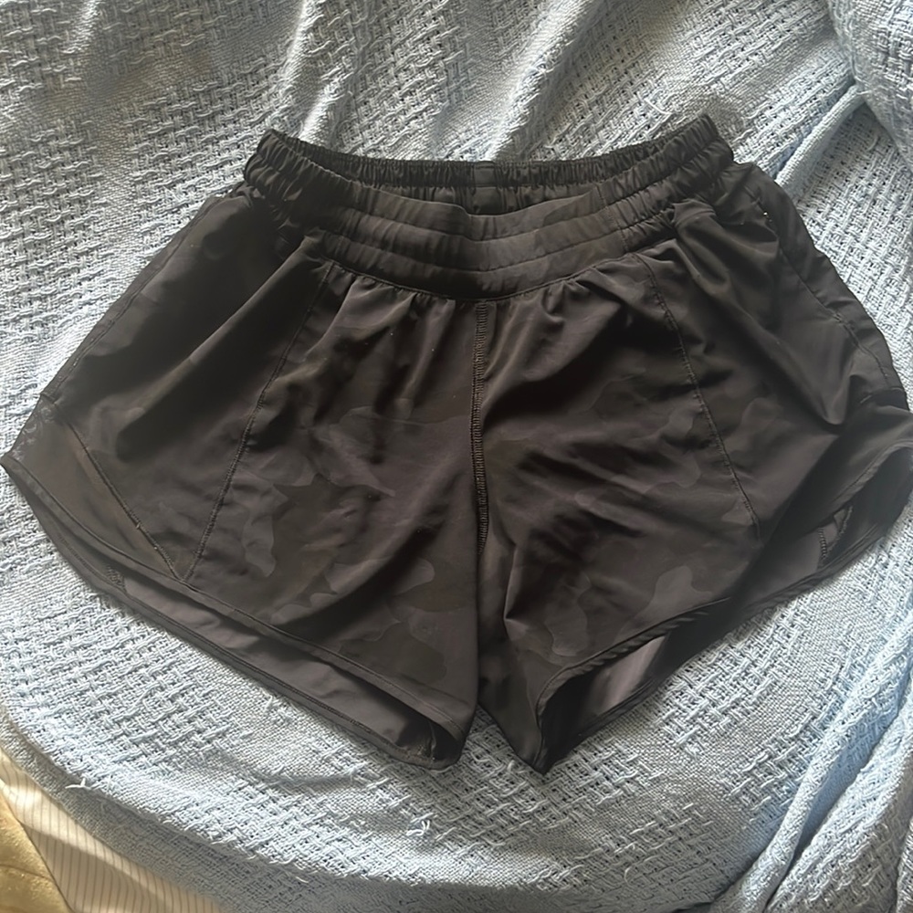 Black camp print Lululemon 2.5 inch speed shorts